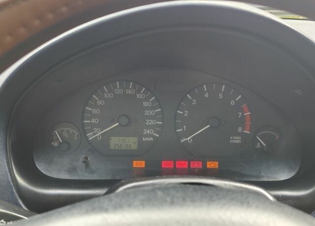 Серый Мицубиси Харизма, объемом двигателя 1.6 л и пробегом 250 тыс. км за 2600 $, фото 8 на Automoto.ua