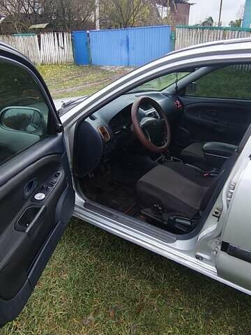 Серый Мицубиси Харизма, объемом двигателя 1.6 л и пробегом 250 тыс. км за 2600 $, фото 16 на Automoto.ua