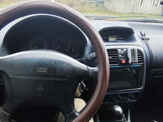 Серый Мицубиси Харизма, объемом двигателя 1.6 л и пробегом 250 тыс. км за 2600 $, фото 9 на Automoto.ua