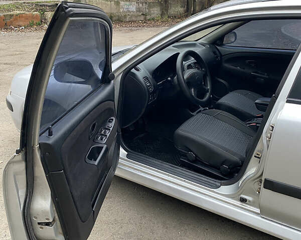 Сірий Міцубісі Харизма, об'ємом двигуна 1.83 л та пробігом 265 тис. км за 2850 $, фото 12 на Automoto.ua