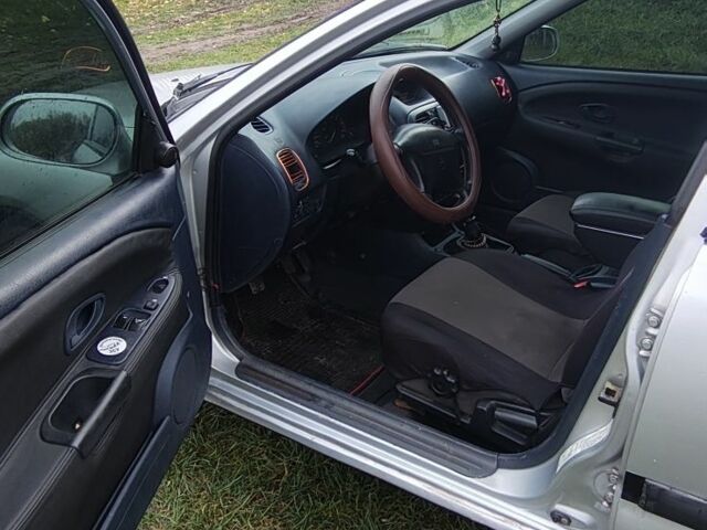 Серый Мицубиси Харизма, объемом двигателя 1.6 л и пробегом 250 тыс. км за 2600 $, фото 14 на Automoto.ua