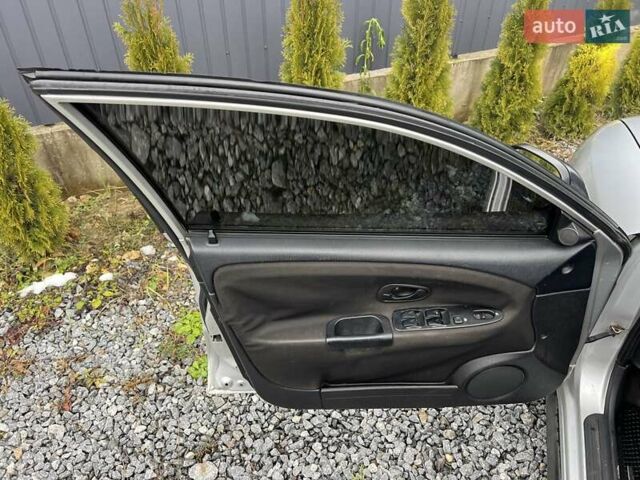 Серый Мицубиси Харизма, объемом двигателя 1.83 л и пробегом 326 тыс. км за 3400 $, фото 9 на Automoto.ua