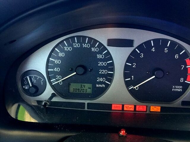 Серый Мицубиси Харизма, объемом двигателя 1.6 л и пробегом 310 тыс. км за 2150 $, фото 5 на Automoto.ua