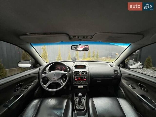 Серый Мицубиси Харизма, объемом двигателя 1.83 л и пробегом 326 тыс. км за 3400 $, фото 5 на Automoto.ua