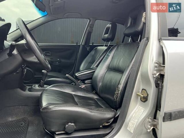 Серый Мицубиси Харизма, объемом двигателя 1.83 л и пробегом 326 тыс. км за 3400 $, фото 6 на Automoto.ua