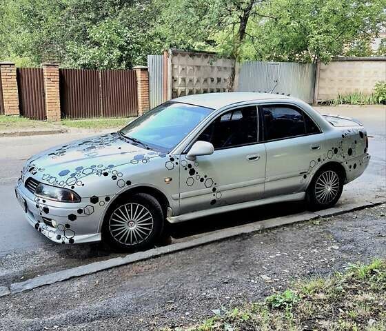 Сірий Міцубісі Харизма, об'ємом двигуна 1.6 л та пробігом 342 тис. км за 3200 $, фото 5 на Automoto.ua