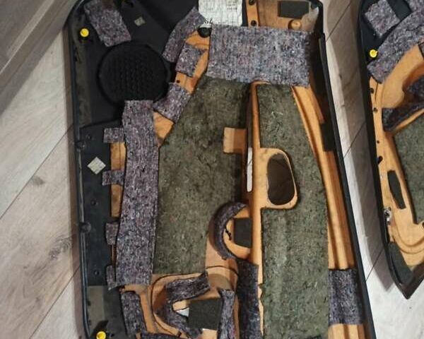 Сірий Міцубісі Харизма, об'ємом двигуна 1.6 л та пробігом 342 тис. км за 3200 $, фото 36 на Automoto.ua