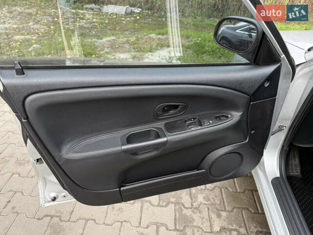 Серый Мицубиси Харизма, объемом двигателя 1.6 л и пробегом 184 тыс. км за 3900 $, фото 13 на Automoto.ua