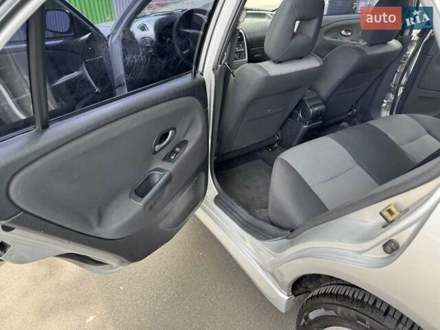 Сірий Міцубісі Харизма, об'ємом двигуна 1.6 л та пробігом 157 тис. км за 5200 $, фото 10 на Automoto.ua