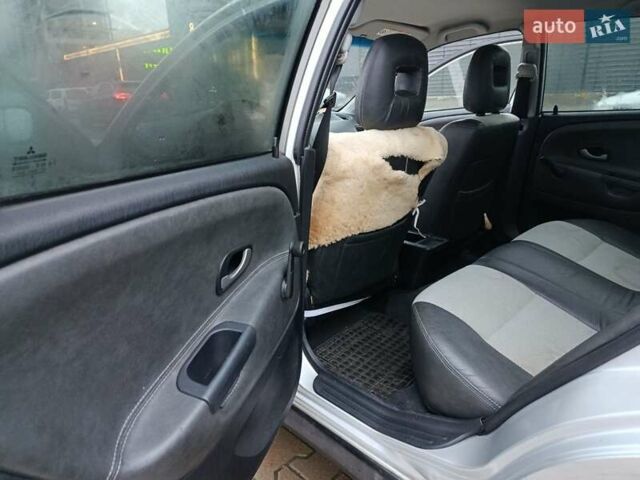 Сірий Міцубісі Харизма, об'ємом двигуна 1.6 л та пробігом 212 тис. км за 3700 $, фото 6 на Automoto.ua