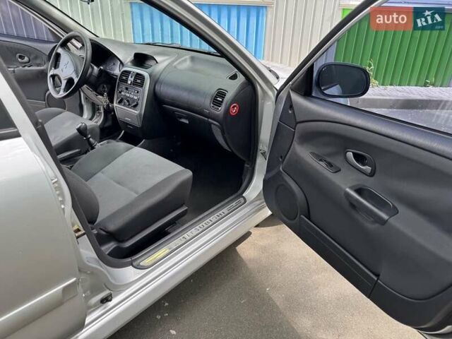 Сірий Міцубісі Харизма, об'ємом двигуна 1.6 л та пробігом 157 тис. км за 5200 $, фото 11 на Automoto.ua
