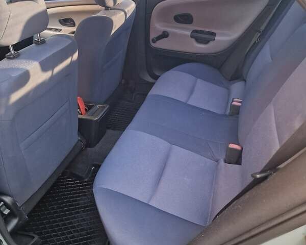 Серый Мицубиси Харизма, объемом двигателя 1.6 л и пробегом 286 тыс. км за 4800 $, фото 6 на Automoto.ua