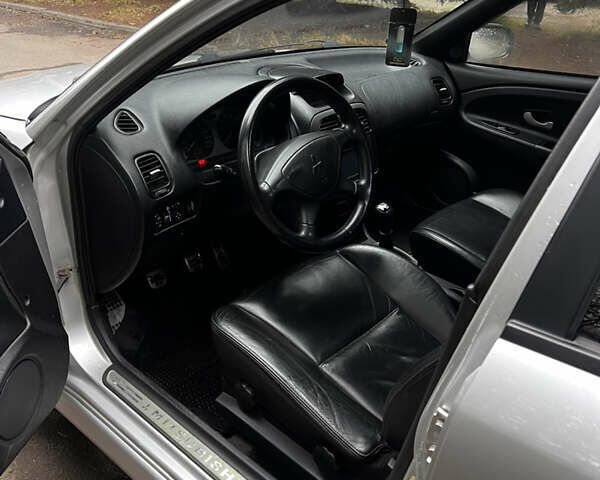 Серый Мицубиси Харизма, объемом двигателя 1.6 л и пробегом 267 тыс. км за 3700 $, фото 4 на Automoto.ua