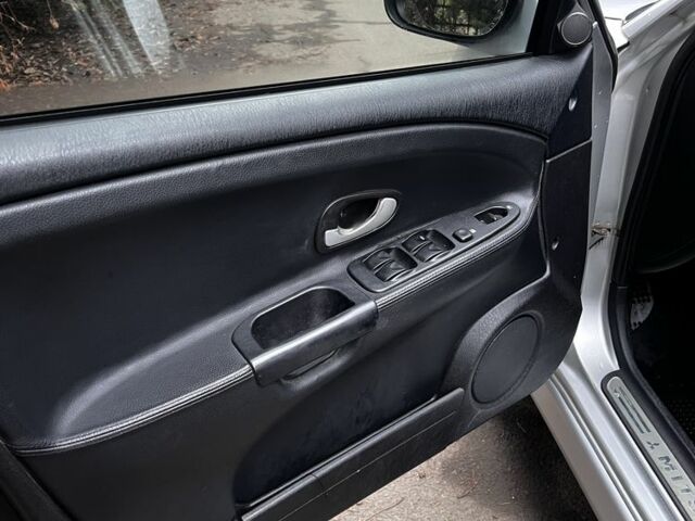 Сірий Міцубісі Харизма, об'ємом двигуна 1.6 л та пробігом 262 тис. км за 3700 $, фото 5 на Automoto.ua