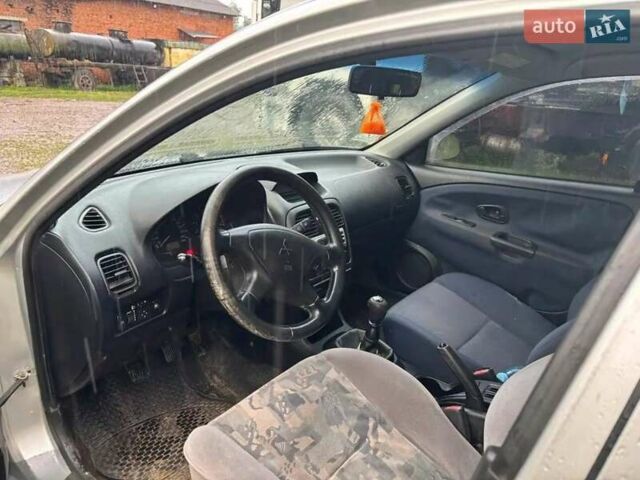 Сірий Міцубісі Харизма, об'ємом двигуна 1.6 л та пробігом 245 тис. км за 1700 $, фото 4 на Automoto.ua