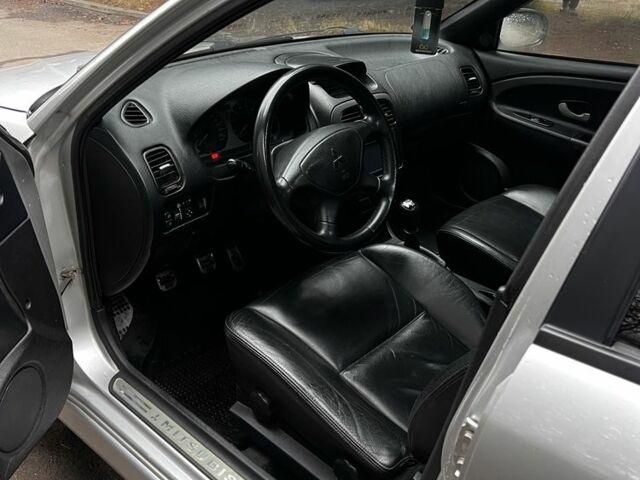 Сірий Міцубісі Харизма, об'ємом двигуна 1.6 л та пробігом 262 тис. км за 3700 $, фото 4 на Automoto.ua