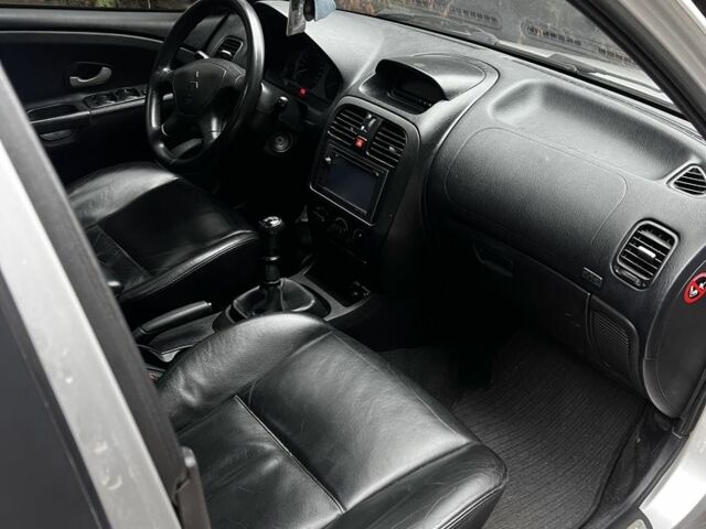 Сірий Міцубісі Харизма, об'ємом двигуна 1.6 л та пробігом 262 тис. км за 3700 $, фото 6 на Automoto.ua