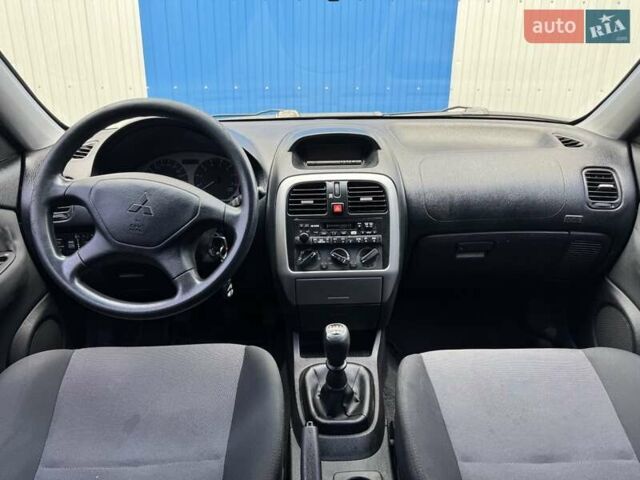 Сірий Міцубісі Харизма, об'ємом двигуна 1.6 л та пробігом 157 тис. км за 5200 $, фото 8 на Automoto.ua