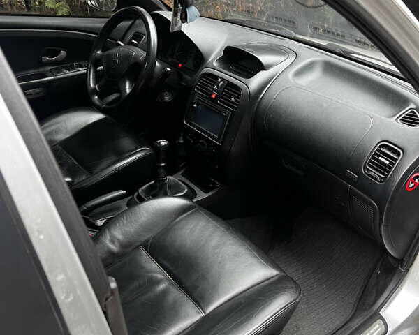 Серый Мицубиси Харизма, объемом двигателя 1.6 л и пробегом 267 тыс. км за 3700 $, фото 6 на Automoto.ua