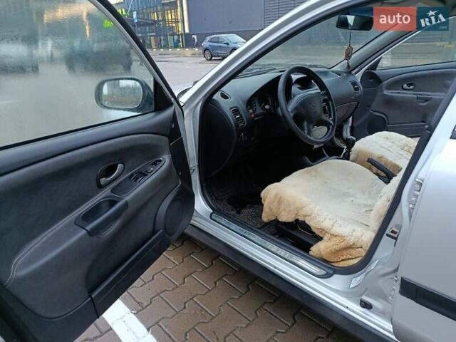 Сірий Міцубісі Харизма, об'ємом двигуна 1.6 л та пробігом 212 тис. км за 3700 $, фото 3 на Automoto.ua