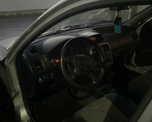 Серый Мицубиси Харизма, объемом двигателя 1.6 л и пробегом 300 тыс. км за 2800 $, фото 6 на Automoto.ua