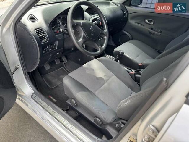 Сірий Міцубісі Харизма, об'ємом двигуна 1.6 л та пробігом 157 тис. км за 5200 $, фото 9 на Automoto.ua