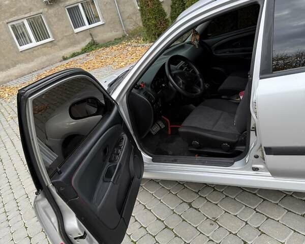 Сірий Міцубісі Харизма, об'ємом двигуна 1.83 л та пробігом 319 тис. км за 4500 $, фото 3 на Automoto.ua