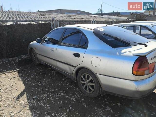 Сірий Міцубісі Харизма, об'ємом двигуна 1.8 л та пробігом 300 тис. км за 1800 $, фото 3 на Automoto.ua