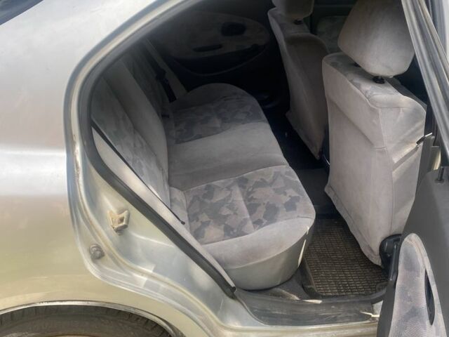 Серый Мицубиси Харизма, объемом двигателя 1.8 л и пробегом 202 тыс. км за 1100 $, фото 5 на Automoto.ua