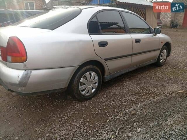 Серый Мицубиси Харизма, объемом двигателя 1.9 л и пробегом 65 тыс. км за 1650 $, фото 4 на Automoto.ua