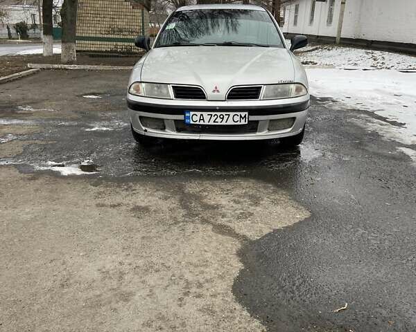 Серый Мицубиси Харизма, объемом двигателя 1.87 л и пробегом 275 тыс. км за 3000 $, фото 1 на Automoto.ua