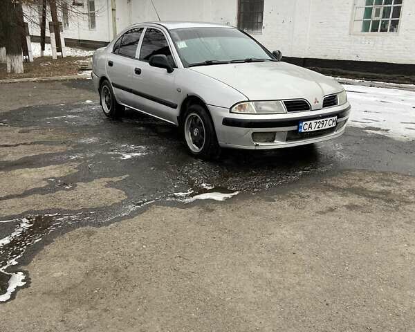 Серый Мицубиси Харизма, объемом двигателя 1.87 л и пробегом 275 тыс. км за 3000 $, фото 2 на Automoto.ua