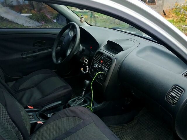 Сірий Міцубісі Харизма, об'ємом двигуна 1.6 л та пробігом 330 тис. км за 2000 $, фото 3 на Automoto.ua