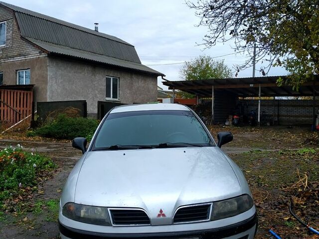 Серый Мицубиси Харизма, объемом двигателя 1.6 л и пробегом 330 тыс. км за 2000 $, фото 1 на Automoto.ua