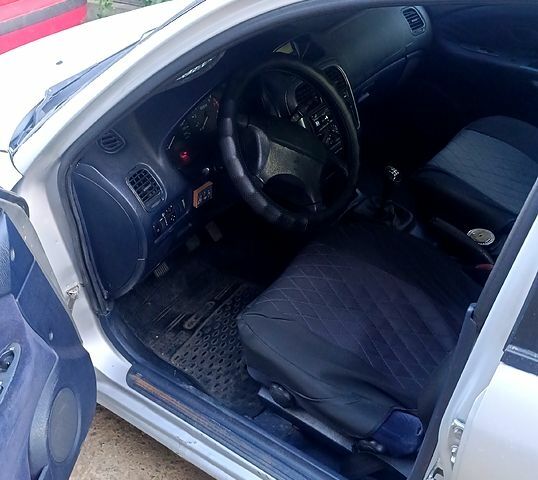 Серый Мицубиси Харизма, объемом двигателя 1.8 л и пробегом 176 тыс. км за 3000 $, фото 2 на Automoto.ua