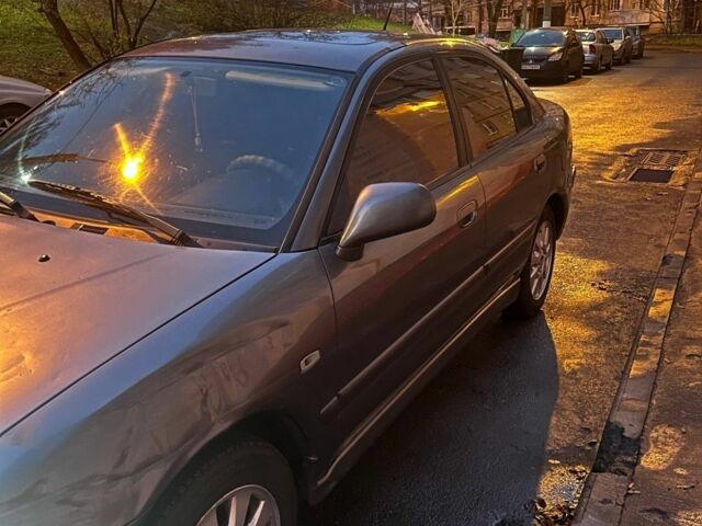 Серый Мицубиси Харизма, объемом двигателя 1.8 л и пробегом 377 тыс. км за 1182 $, фото 1 на Automoto.ua