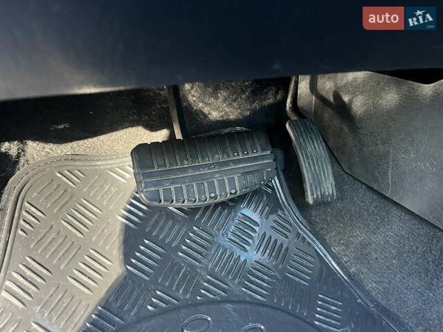 Серый Мицубиси Харизма, объемом двигателя 1.8 л и пробегом 214 тыс. км за 5650 $, фото 16 на Automoto.ua