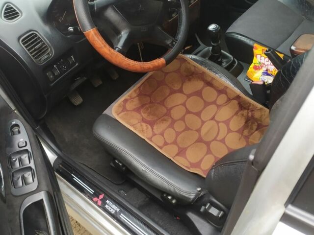 Серый Мицубиси Харизма, объемом двигателя 1.6 л и пробегом 330 тыс. км за 2800 $, фото 17 на Automoto.ua