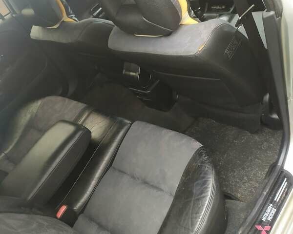 Сірий Міцубісі Харизма, об'ємом двигуна 1.6 л та пробігом 330 тис. км за 2800 $, фото 19 на Automoto.ua