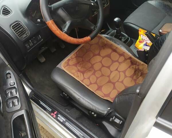 Сірий Міцубісі Харизма, об'ємом двигуна 1.6 л та пробігом 330 тис. км за 2800 $, фото 15 на Automoto.ua