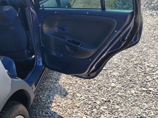 Синий Мицубиси Харизма, объемом двигателя 1.9 л и пробегом 300 тыс. км за 2576 $, фото 3 на Automoto.ua