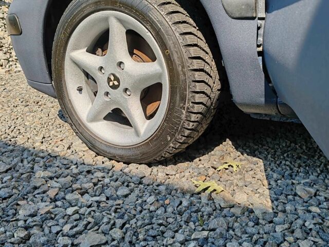 Синий Мицубиси Харизма, объемом двигателя 1.9 л и пробегом 300 тыс. км за 2576 $, фото 8 на Automoto.ua