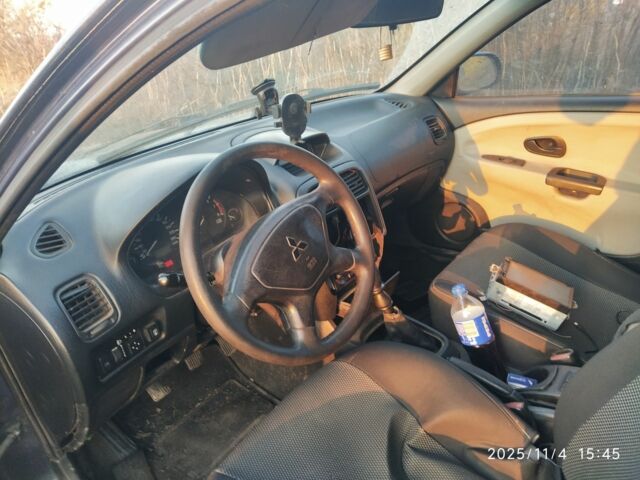 Синий Мицубиси Харизма, объемом двигателя 1.6 л и пробегом 300 тыс. км за 1800 $, фото 2 на Automoto.ua