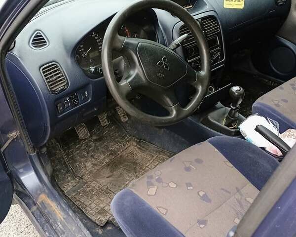 Синій Міцубісі Харизма, об'ємом двигуна 1.6 л та пробігом 260 тис. км за 2600 $, фото 7 на Automoto.ua