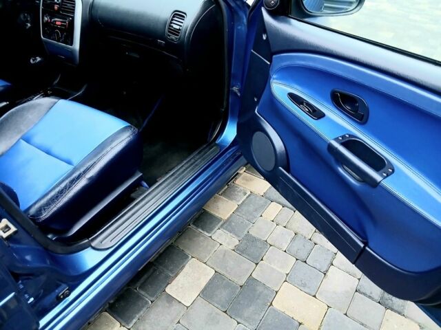 Синий Мицубиси Харизма, объемом двигателя 1.8 л и пробегом 305 тыс. км за 3999 $, фото 5 на Automoto.ua