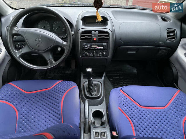 Синій Міцубісі Харизма, об'ємом двигуна 1.6 л та пробігом 170 тис. км за 3000 $, фото 13 на Automoto.ua