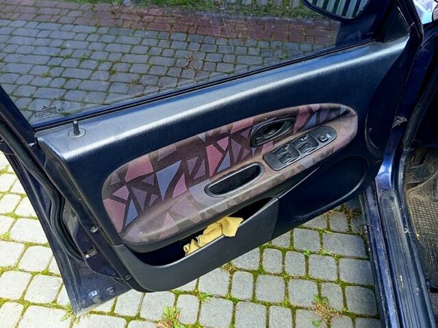 Синій Міцубісі Харизма, об'ємом двигуна 1.6 л та пробігом 300 тис. км за 1900 $, фото 1 на Automoto.ua