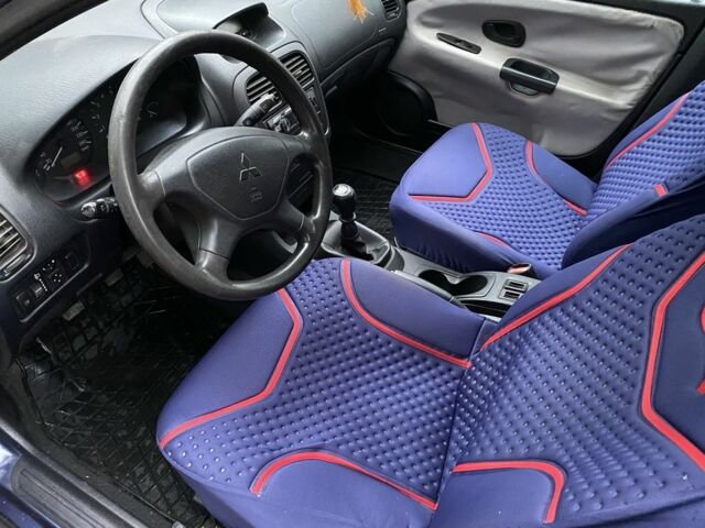 Синій Міцубісі Харизма, об'ємом двигуна 1.6 л та пробігом 170 тис. км за 3000 $, фото 12 на Automoto.ua