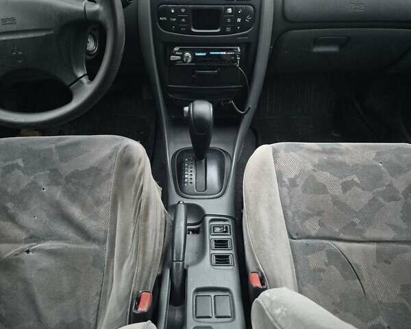 Зелений Міцубісі Харизма, об'ємом двигуна 1.8 л та пробігом 621 тис. км за 1399 $, фото 10 на Automoto.ua