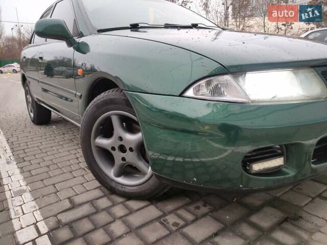 Зеленый Мицубиси Харизма, объемом двигателя 1.83 л и пробегом 255 тыс. км за 3500 $, фото 1 на Automoto.ua